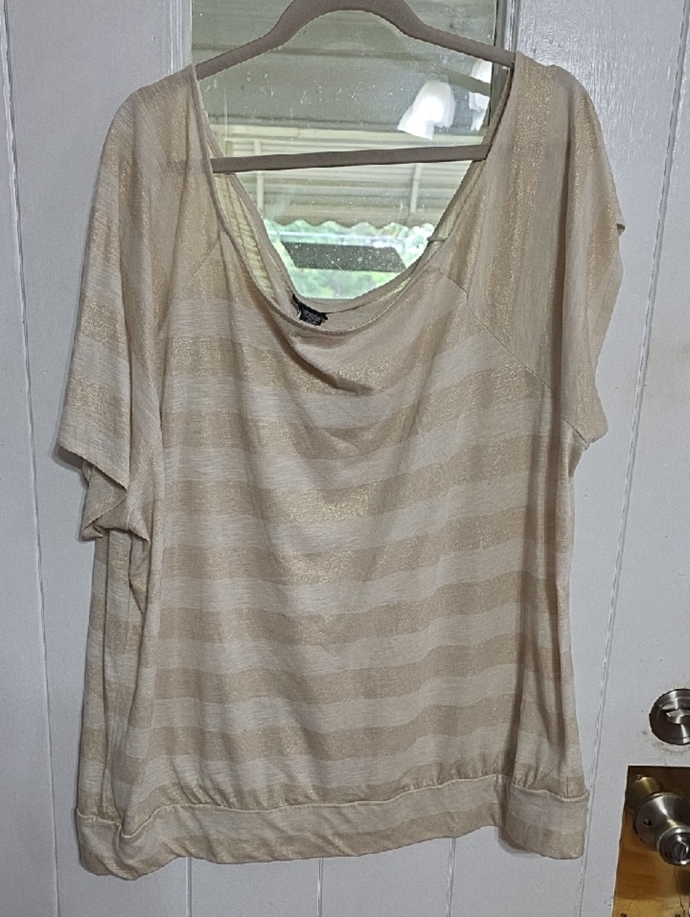 Torrid Women's Blouse Creamy Tan/Gold Shimmer Stripes Lightweight Sz 26/4X EUC